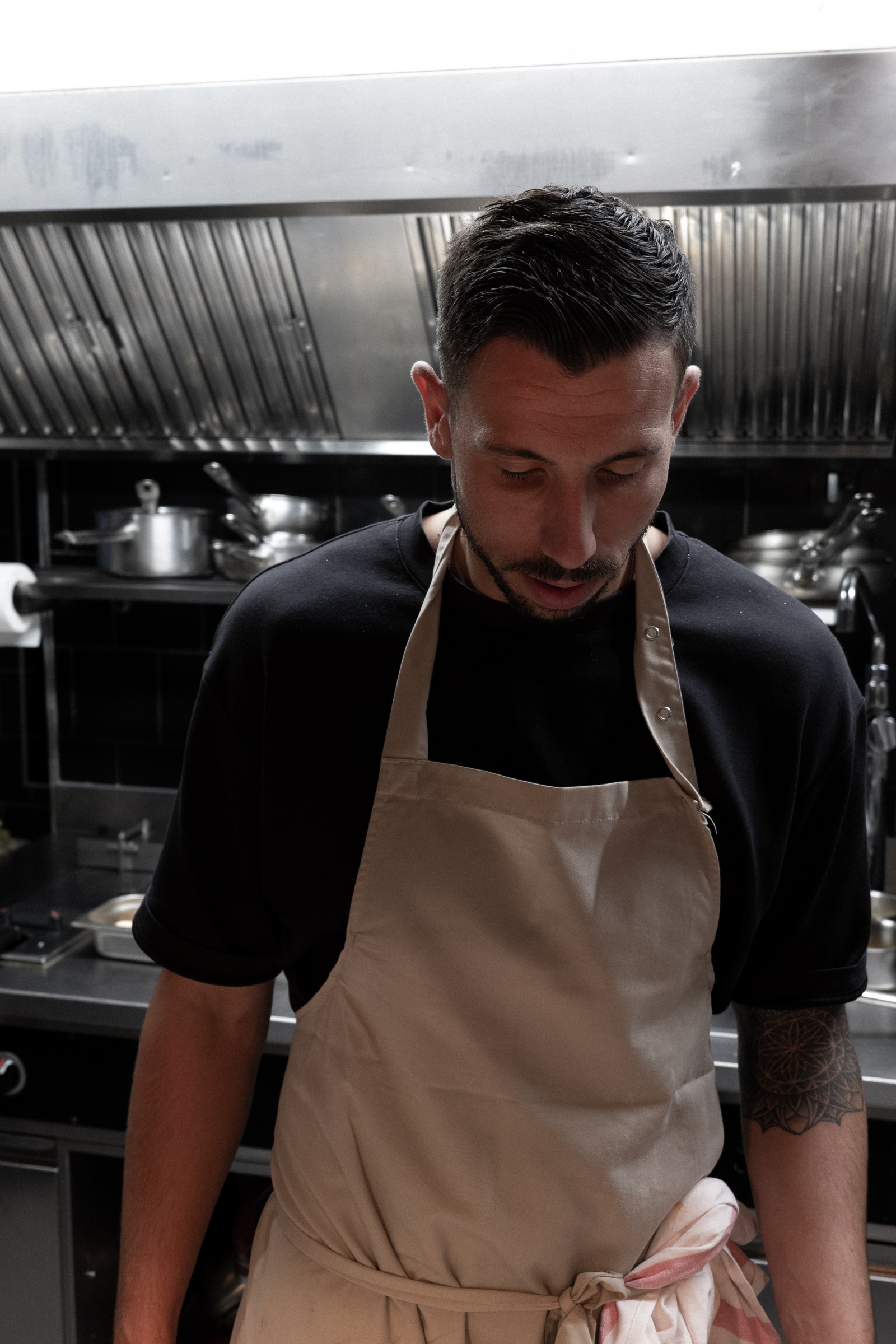 Le chef au travail dans la cuisine du Bistrot Coco.
